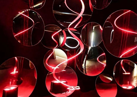 Imagen secundaria 1 - En las imágenes, algunas de las obras del nuevo centrode arte, como la instación de Anthony McCall o los vídeos de Marina Núñez