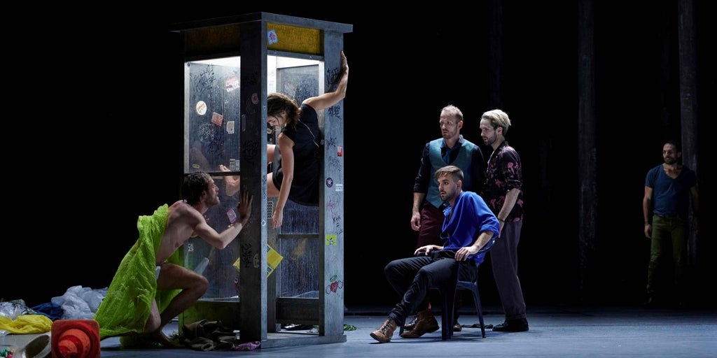 Mavi Sakal bir mandalina eşliğinde Teatro Real'e geldi