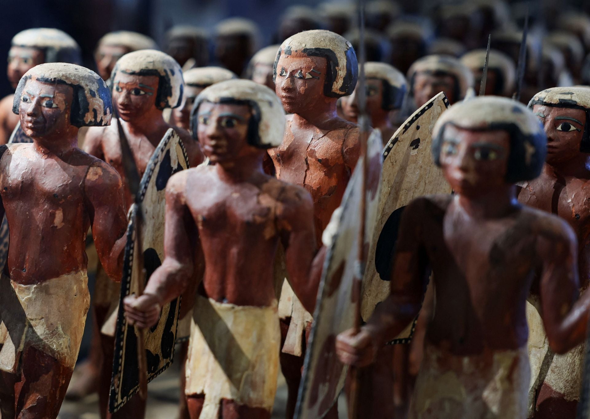 Para la ceremonia de inauguración se espera que asistan representantes de unas 80 delegaciones oficiales, entre ellas «40 encabezadas por reyes, príncipes, jefes de Estado o de gobierno», según el ministerio egipcio de Asuntos Exteriores