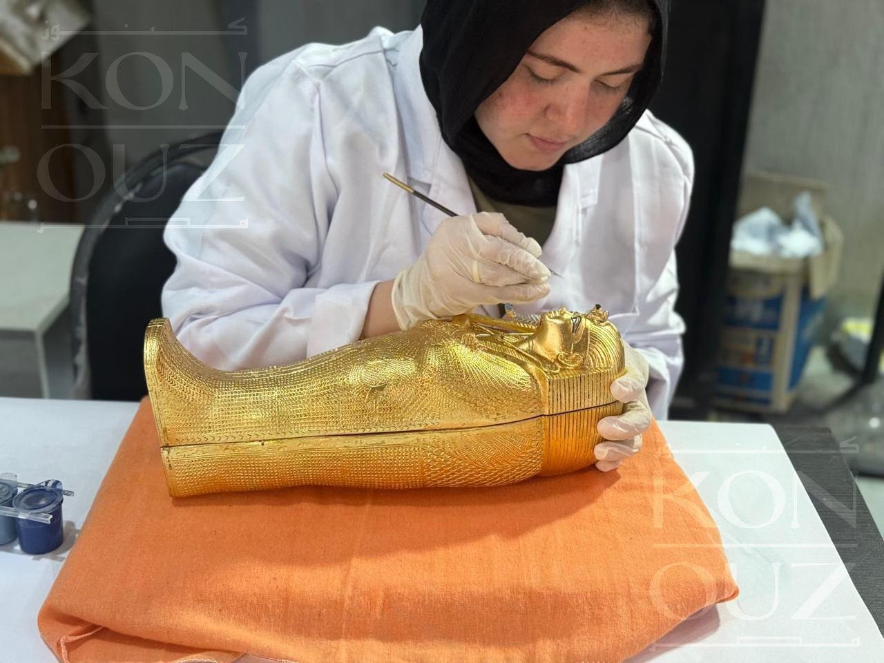 Los asistentes a la fastuosa inauguración del GEM han recibido un sarcófago dorado de Tutankamón como invitación.  El presidente egipcio Abdelfatá al Sisi trasladó la invitación al Rey Felipe VI, que regresará a Egipto apenas dos meses después de la visita de Estado que realizó junto a la Reina Letizia a principios de septiembre. Por entonces, el monarca afirmó que será «el museo arqueológico más grande del mundo» y destacó que para España es «un honor haber participado en la construcción de este testimonio tangible de la valiosísima herencia cultural egipcia»