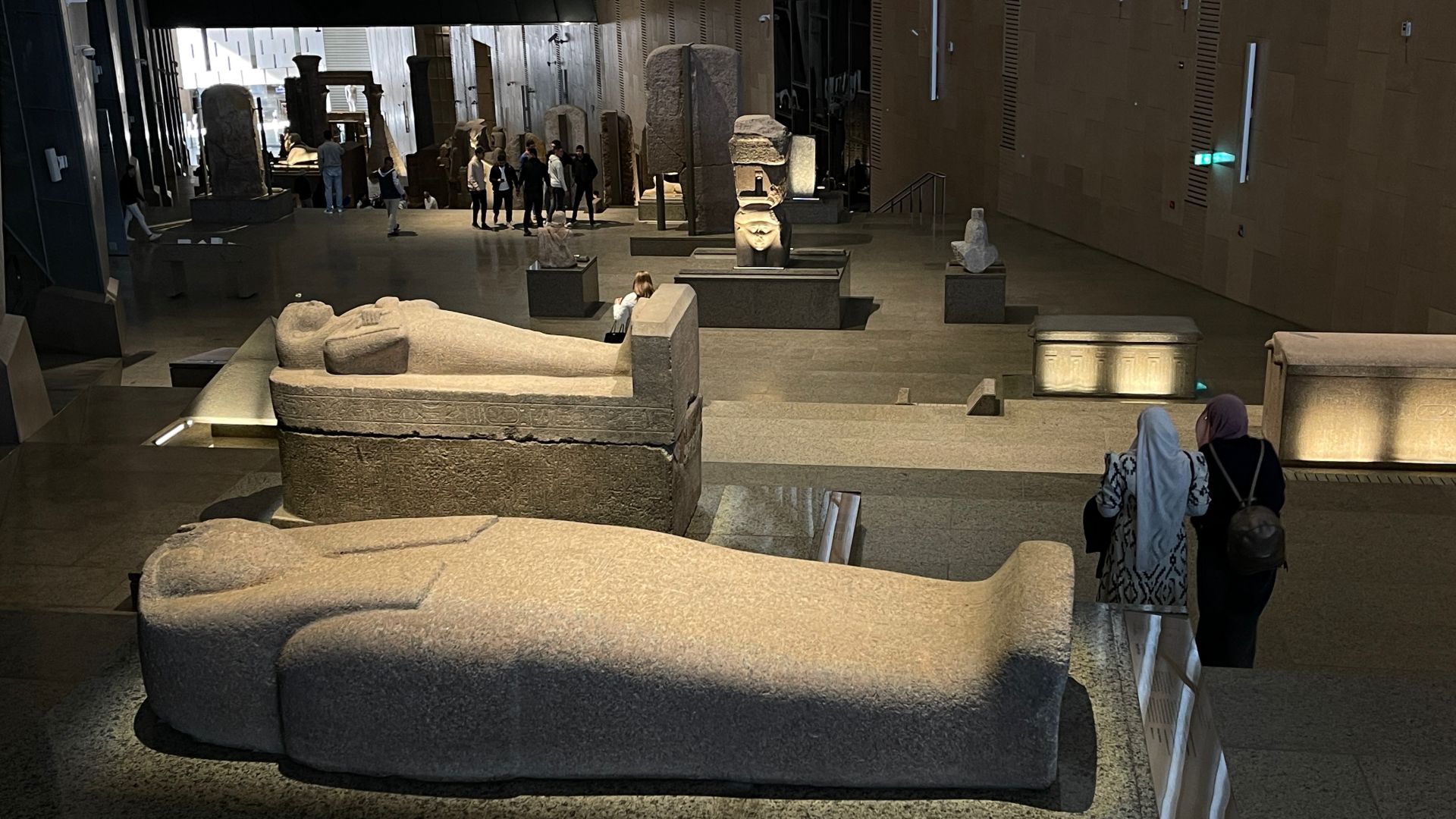 A las colosales estatuas les acompañan también sarcófagos pétreos procedentes de afamados yacimientos egipcios