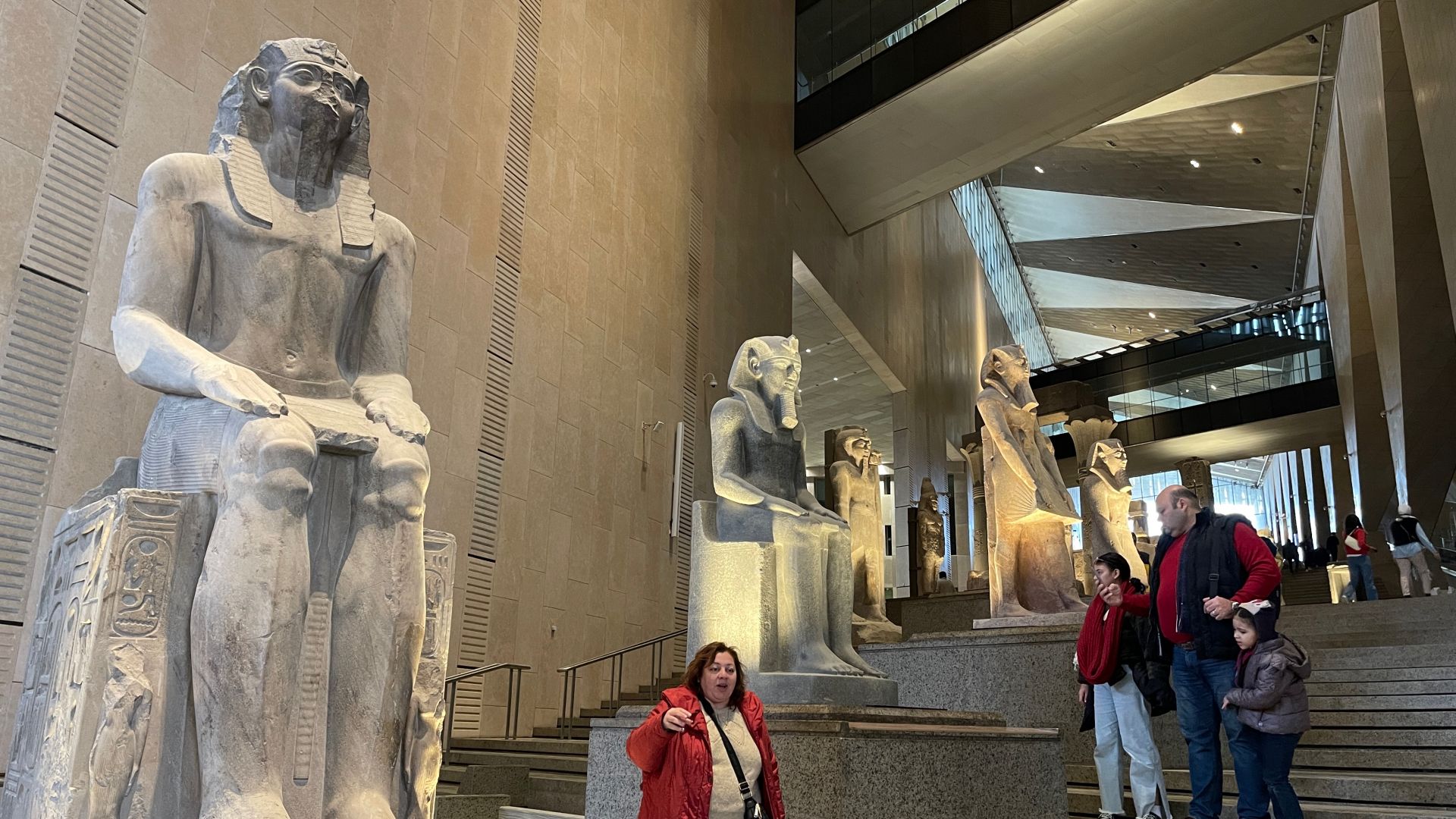 En el interior, estatuas de faraones y dioses egipcios flanquean la enorme escalinata que da acceso a las salas superiores.  Esculturas de Tutmosis III, Amenofis III o Ramsés II, así como de la diosa Hathor, de Ptah o de Sekhmet contemplan a los visitantes que suben o bajan por los peldaños.