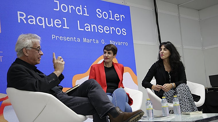 El amor y la poesía fueron los protagonistas de este encuentro celebrado en la Feria del Libro de Sevilla 2025