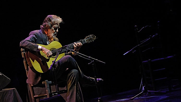 La guitarra de Rafael Riqueni acaricia el cielo de Sevilla