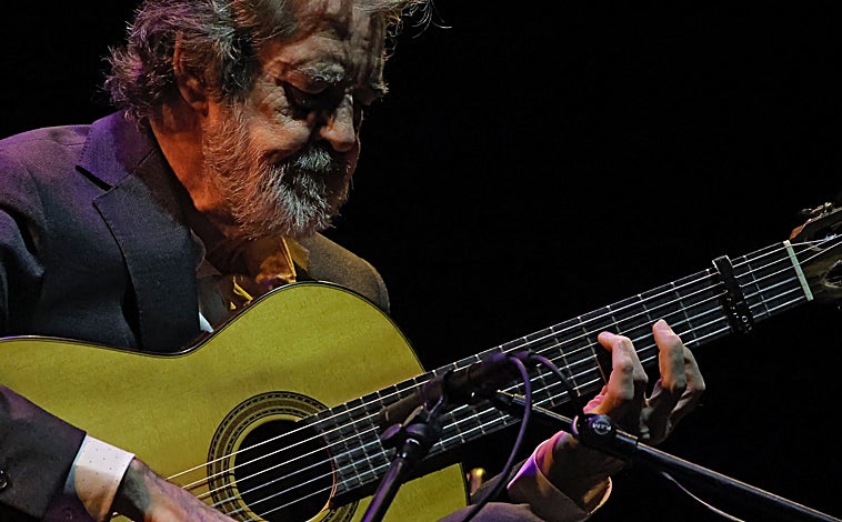 Imagen principal - Tras finalizar el programa oficial del concierto, el público sevillano dedicó a Riqueni una ovación que duró varios minutos