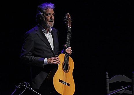 Imagen secundaria 1 - Tras finalizar el programa oficial del concierto, el público sevillano dedicó a Riqueni una ovación que duró varios minutos