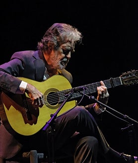 Imagen secundaria 2 - Tras finalizar el programa oficial del concierto, el público sevillano dedicó a Riqueni una ovación que duró varios minutos