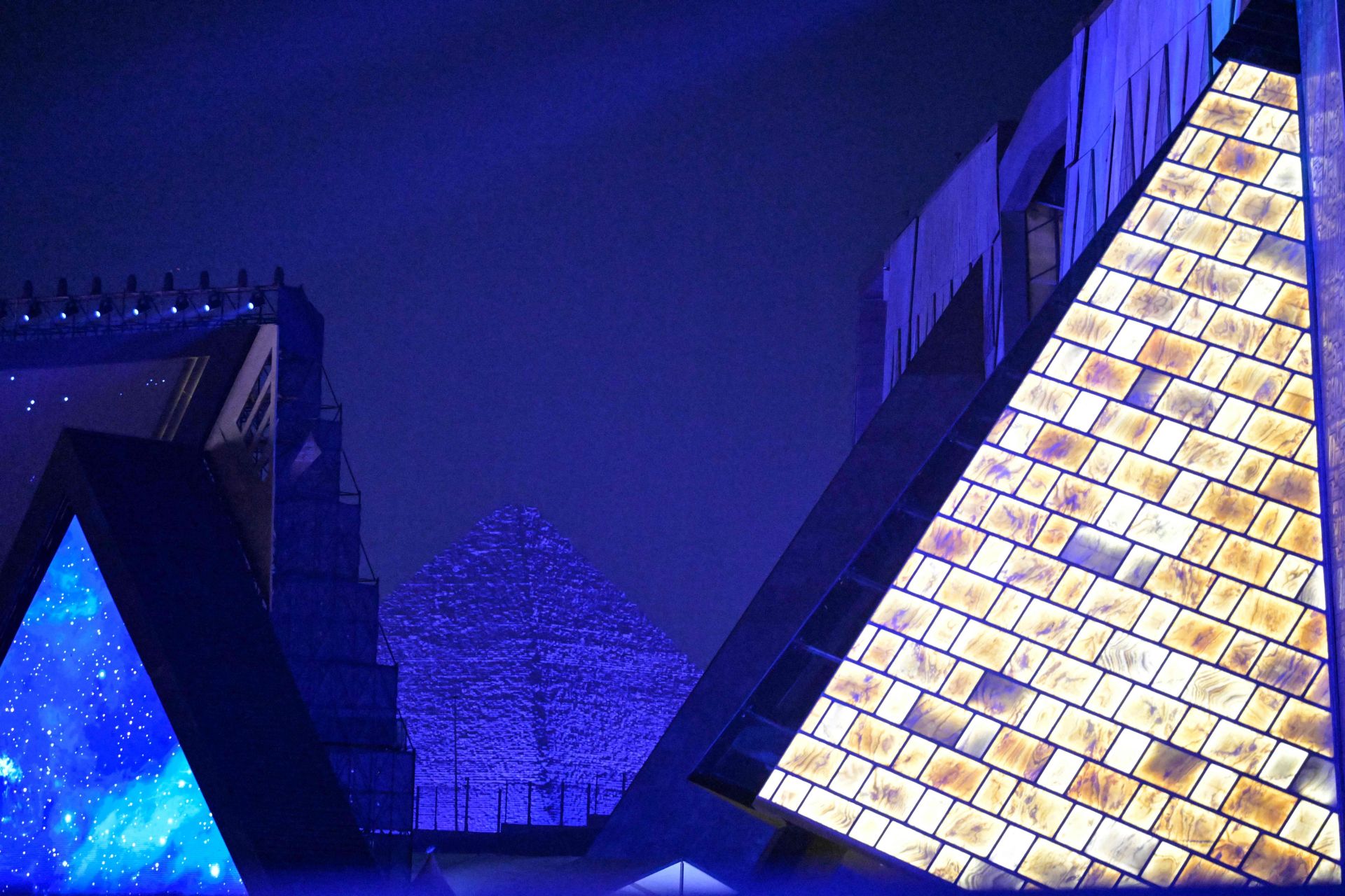 Una de las fachadas del Gran Museo Egipcio con la pirámide de Giza de fondo