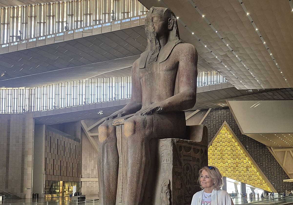 Carmen Pérez DIe, conservadora emérita del MAN, ante un coloso de Heracleópolis Magna expuesto en el Gran Museo Egipcio