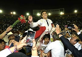 Roca Rey culmina por la puerta grande su histórica apuesta con seis toros