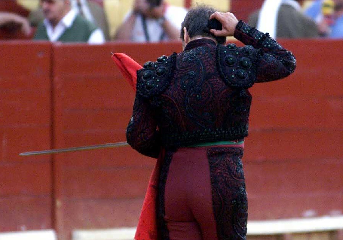 Rafael de Paula, arrancándose la coleta en su plaza de toros de Jerez en el año 2000