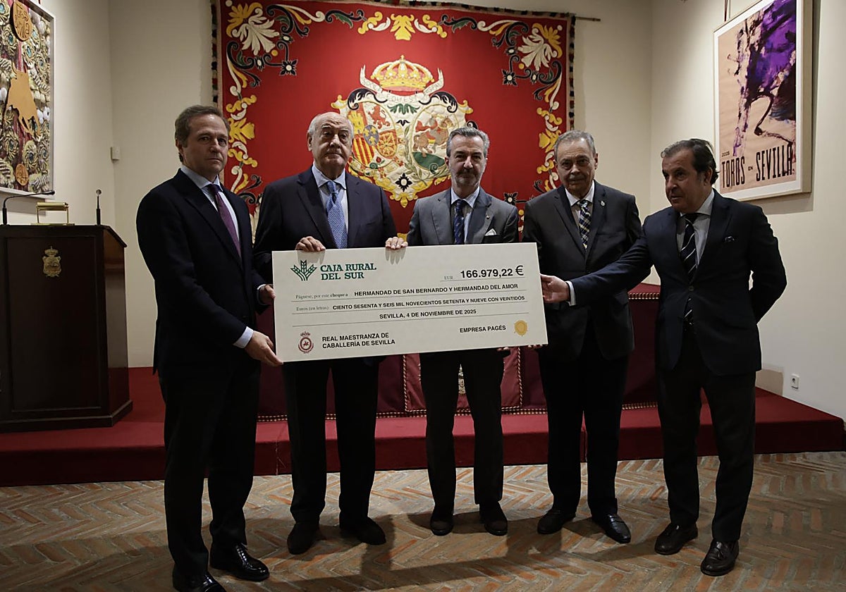 Entrega del cheque con los beneficios obtenidos en el festival taurino celebrado el pasado día 13 de octubre