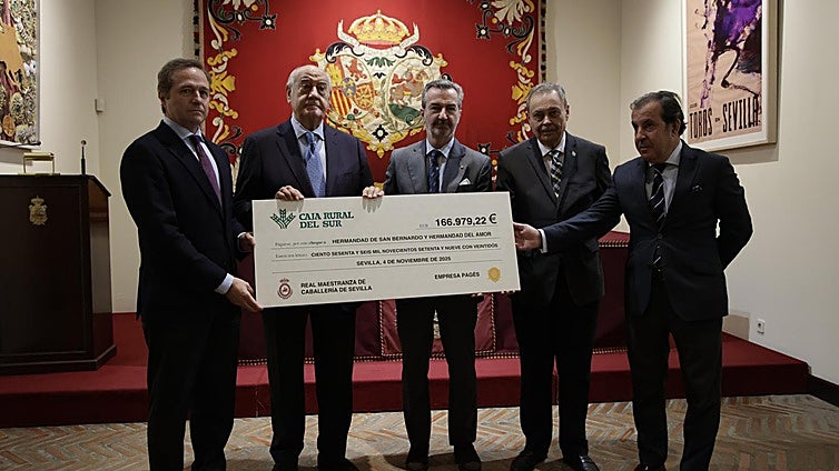 La Real Maestranza y la empresa Pagés entregan 167.000 euros de beneficio del Festival Taurino a las hermandades de San Bernardo y El Amor