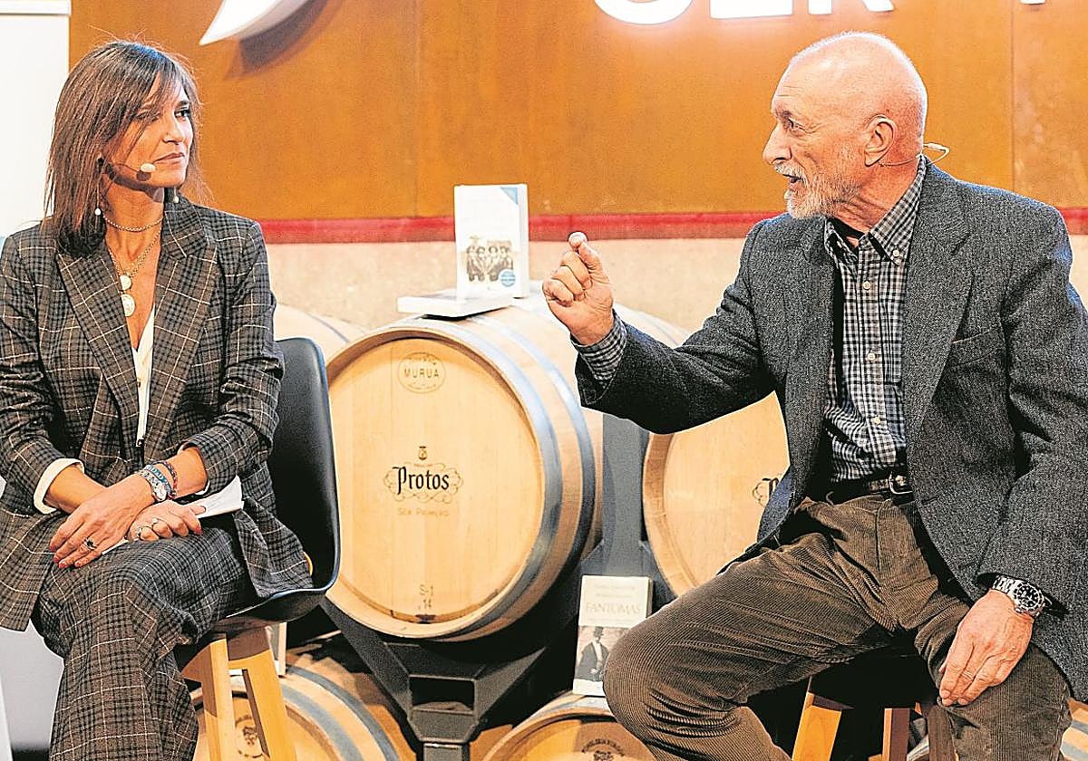 La editora de Zenda Edhasa, María JOsé SOlano, y el escritor Arturo Pérez-Reverte