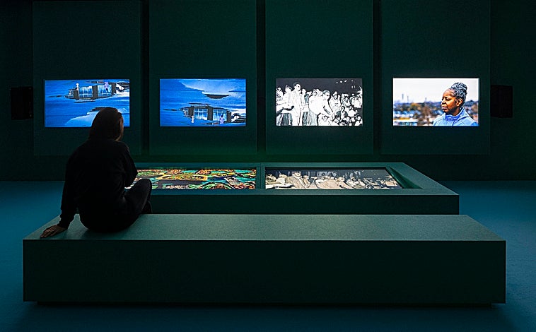 Imagen principal - En las imágenes, detalles del montaje de 'Listening All Night tl the Rain' en el Museo Thyssen