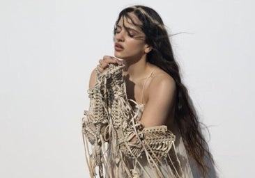 Rosalía deslumbra en la presentación de la orquestral 'Lux' en la 'listening party' de Barcelona