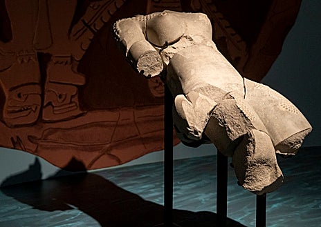 Imagen secundaria 1 - en las imágenes, de arriba abajo, montaje de la muestra en el Museo Arqueológico; escultura en Casa de México; y escultura femenina con quechquémitl y enredo (Instituto Cervantes)