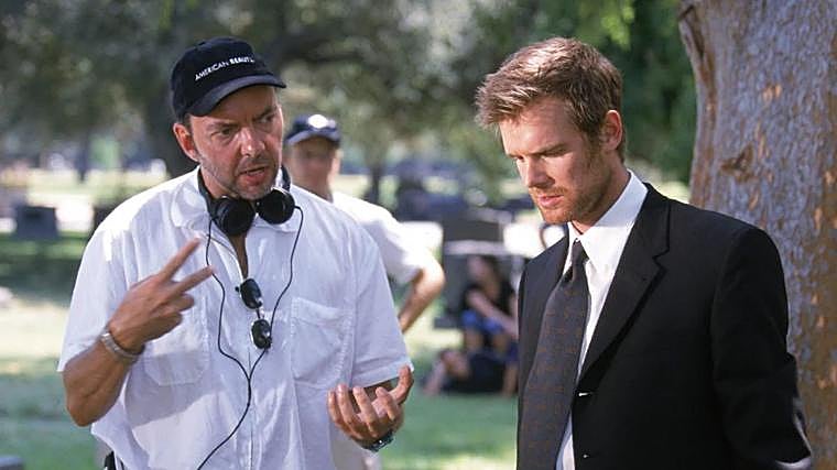 Alan Ball en el rodaje de 'A dos metro bajo tierra'