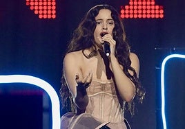 Rosalía, entre sonrisas y lágrimas en el debut de 'Lux' en directo con 'Reliquia'