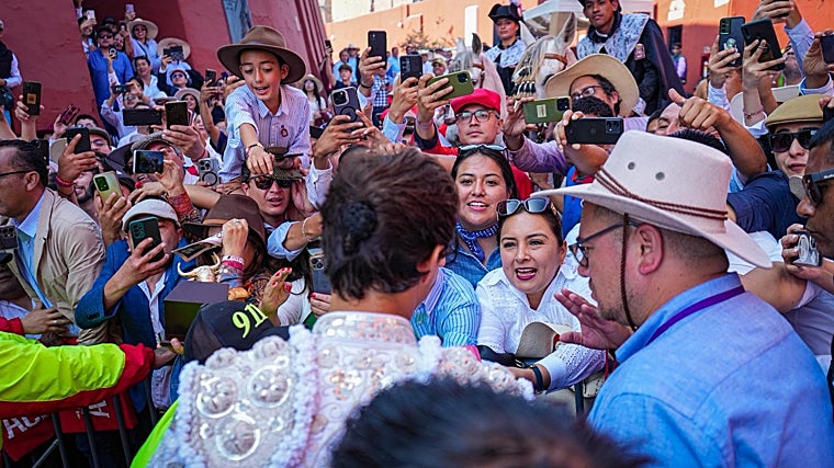 La afición peruana se agolpa a las puertas de la plaza para tocar a su ídolo