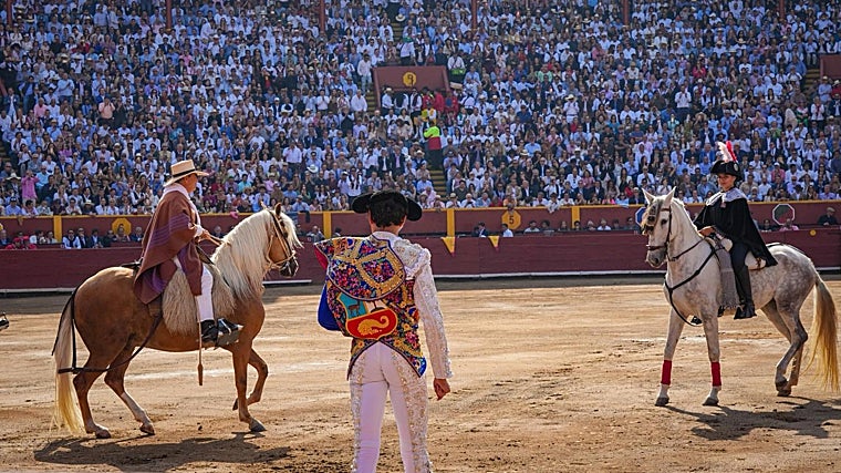 Paseíllo en Acho, con los tendidos a rebosar