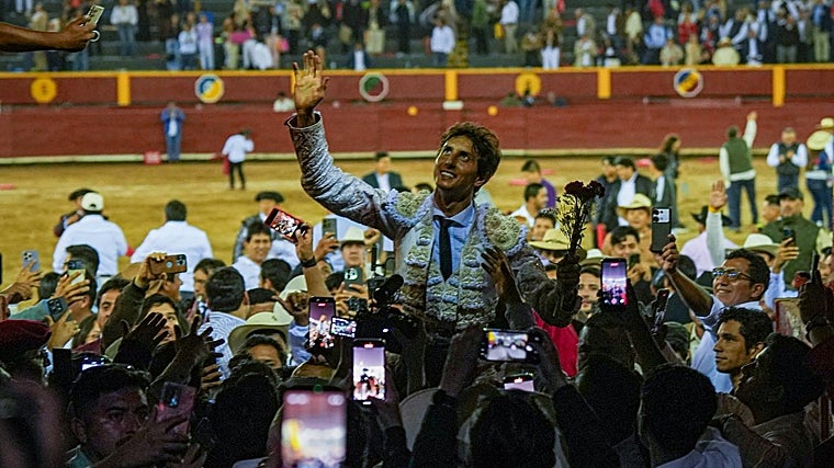 La salida a hombros entre una nube de móviles