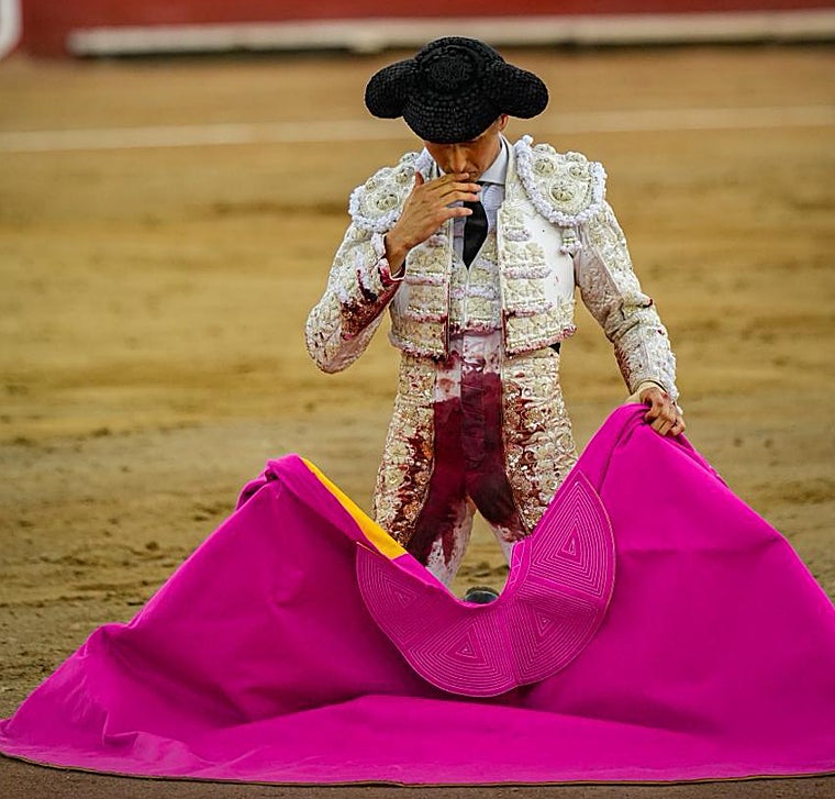 El torero se santigua a portagayola