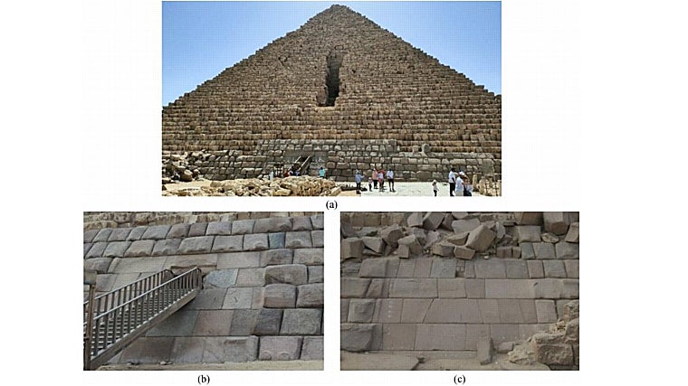 La cara norte de la Pirámide de Micerino y (b) una vista de cerca de la entrada principal, y (c) la parte pulida de la cara este