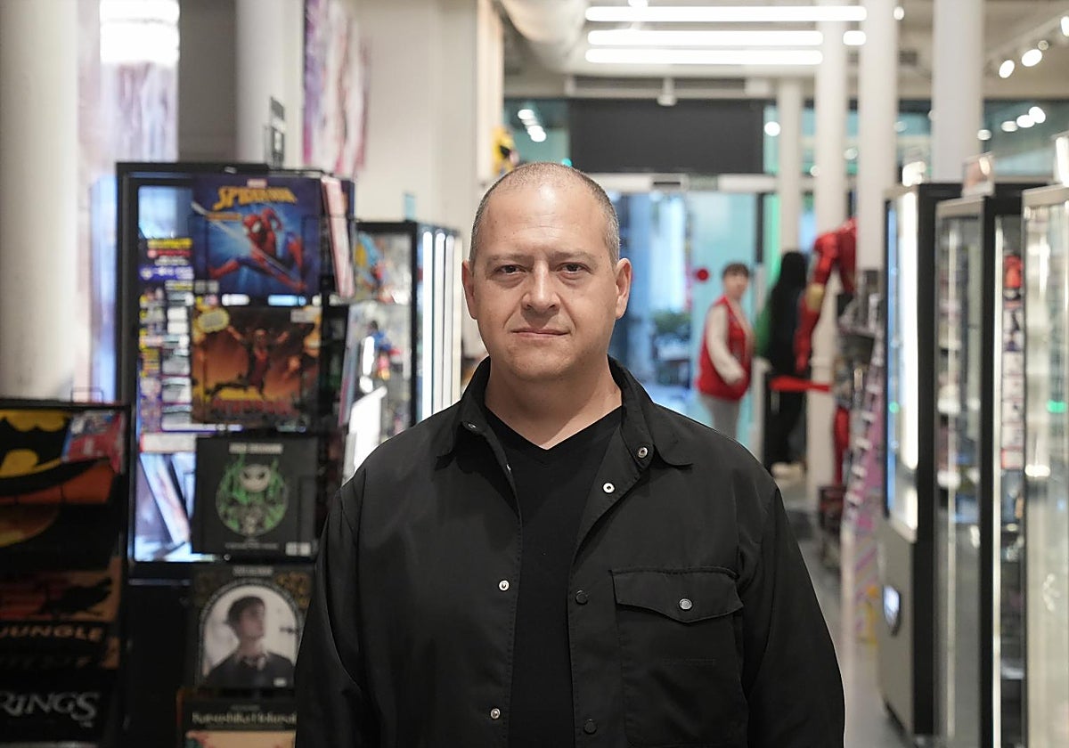 Juan Pablo Escobar en la tienda de Norma Cómics en Barcelona