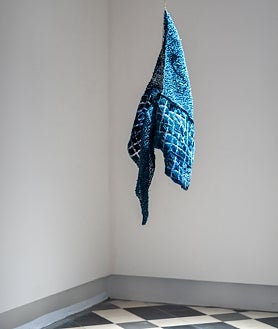 Imagen secundaria 2 - Detalle de las obras de 'Este mar llamado mi espalda', de Carla Hayes en La Térmica