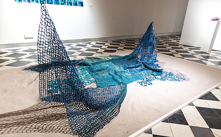 Imagen principal - Detalle de las obras de 'Este mar llamado mi espalda', de Carla Hayes en La Térmica