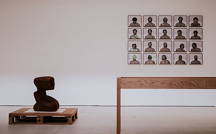 Imagen principal - En las imágenes, detalles de 'Habitar la contradcción', con obras de la colección Gulbenkian quese integran con otras retrospectivas de Carlos Bunga y su nuevo 'Bosque de columnas'