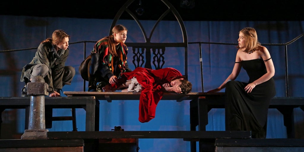 Bombalamaların ortasında Calderon'u yorumlayan 'Hayat bir rüyadır'