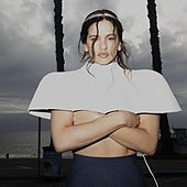 Rosalía, durante la primera presentación en directo de 'Lux' en Valencia