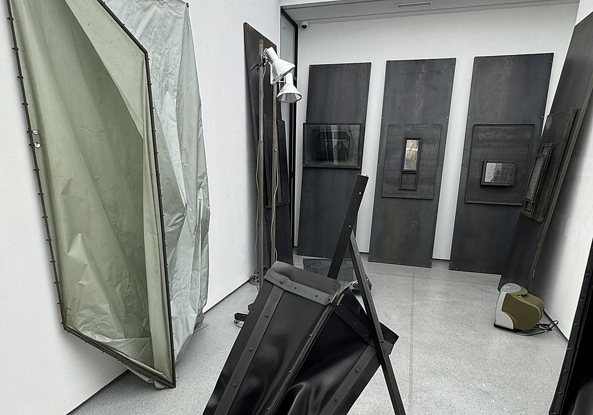 Detalle del montaje de la muestra de Ángeles Marco en 1MiraMadrid