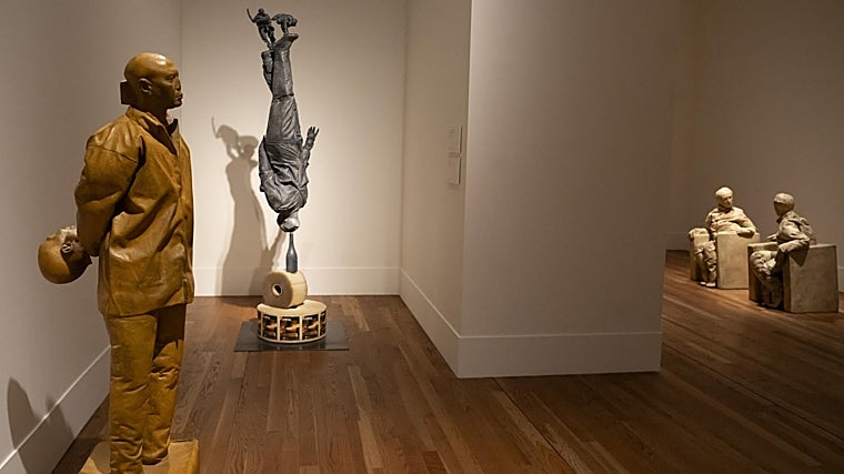 Esculturas de Juan Muñoz no Salão C do edifício Jeronimos del Prado.