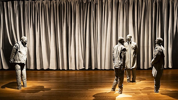 “A Natureza da Ilusão Visual”, Juan Muñoz: figuras com traços asiáticos diante de uma cortina trompe l'oeil.