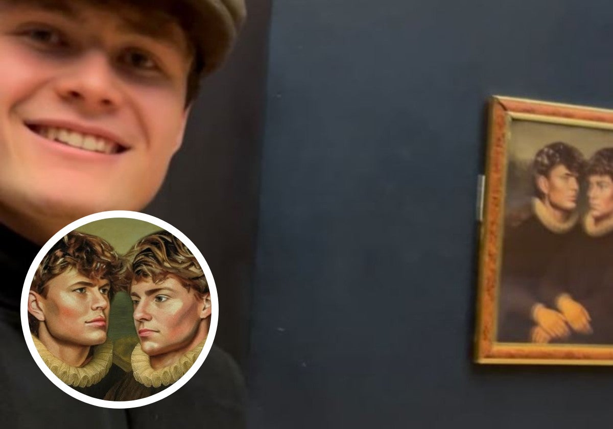 Uno de los 'tiktokers' fotografiándose junto al lienzo que logró colgar en el Museo del Louvre con su compañero