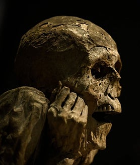 Imagem secundária 2 - Uma das cenas da exposição Múmias, uma menina de Estrasburgo e um homem de Chachapoya.