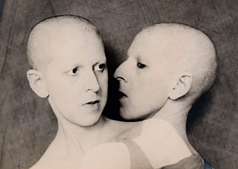 Imagen secundaria 1 - En las imágenes, de arriba abajo, montaje de 'La obra maestra desconocida' de Balzac, con ilustraciones de Picasso, en el Picasso-Málaga, con la voz de Carlos Álvarez; '¿Qué quieres de mí?' (1928), fotografía de Claude Cahun; y 'El beso', de Lorca 