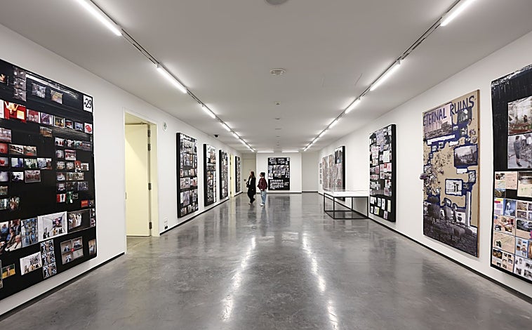 Imagen principal - En las imágenes, algunas de las propuestas de Hirschhorn en Cáceres, como 'My Atlas' o 'Gravity'