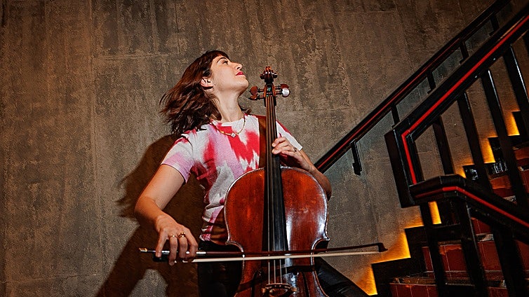 Camille Thomas, la chelista que invoca a Satie con Radiohead