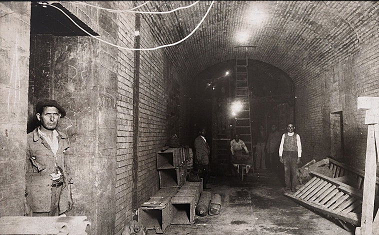 Imagen principal - Fotografía de la construcción de la Cámara del Oro y maqueta de la sección transversal de la Caja Subterránea de 1932. Unas visitantes contemplan el boceto original del Patio de Operaciones