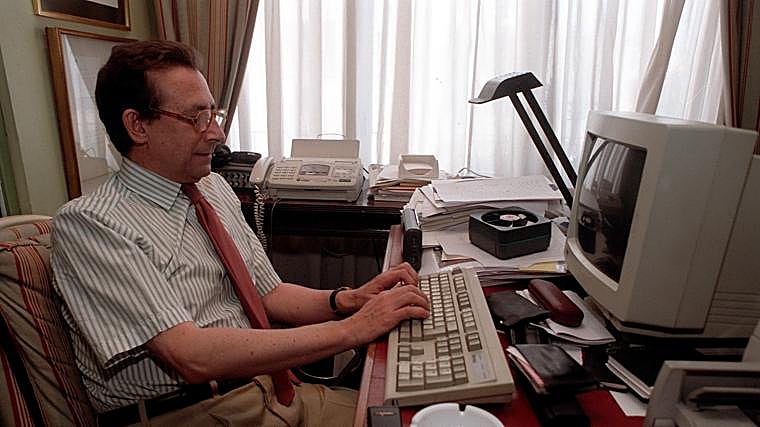 Alfonso Ussia, fotografiado en su casa de Madrid, en el año 2000