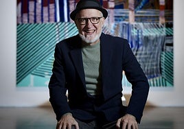 Juan Uslé fotografiado en el Museo Reina sofía, donde se desarrolla su antológica