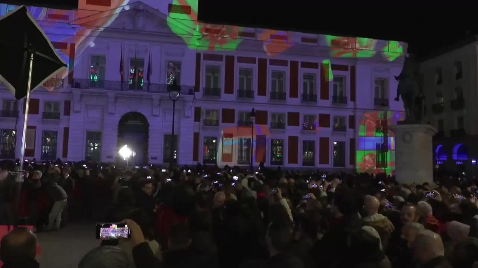 La fachada de la Real Casa de Correos se convierte en Navidad en la ...