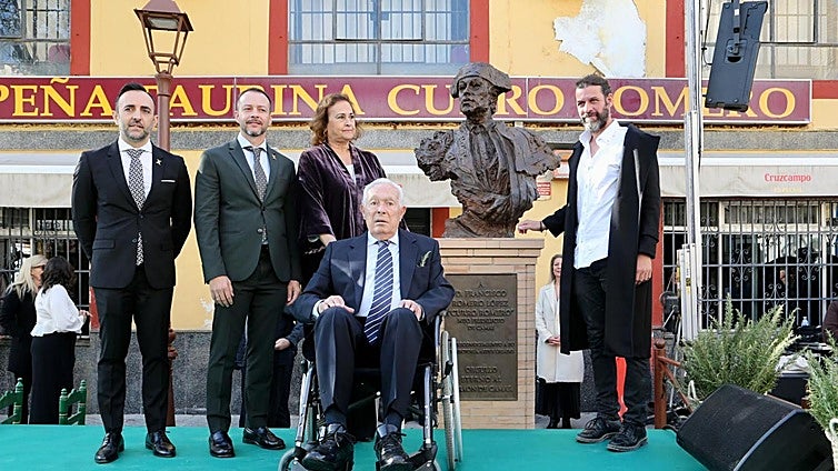Curro Romero inaugura su monumento en Camas: «Gracias a mi pueblo, que siempre me ha tenido cariño verdadero»