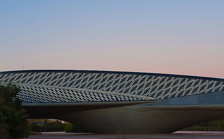 Imagen principal - De arriba a abajo y de izquierda a derecha, pabellón Puente de Zaha Hadid, Ciudad de la Cultura, de Eisenman y CCTV en Pekín de Koolhaas