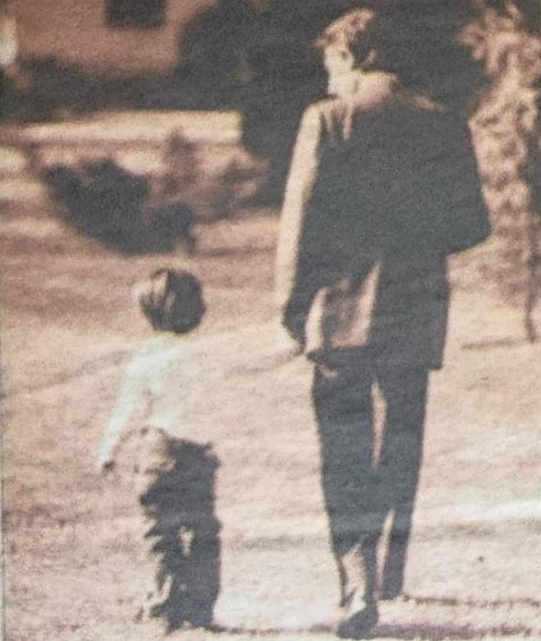 Pai e filho passeando, foto do arquivo da família.