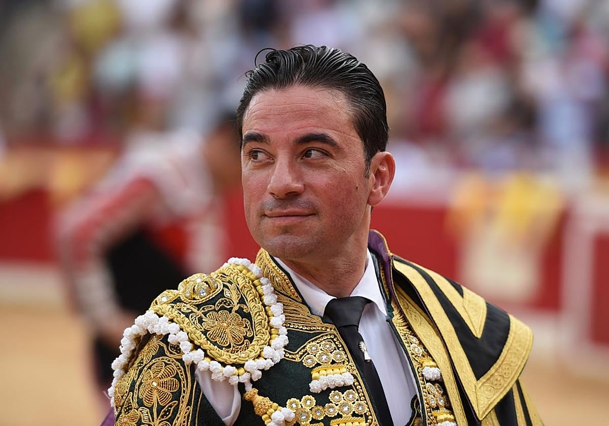 Imanol Sánchez, con el vestido de luces y el capote de paseo